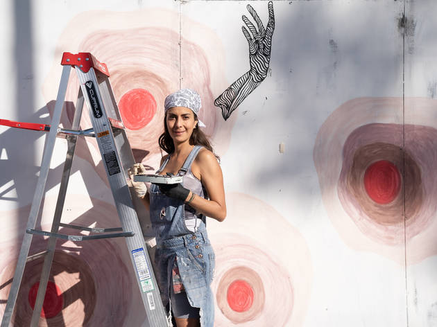 Hilda Díaz Hilda Díaz sobre mural de cáncer de mama