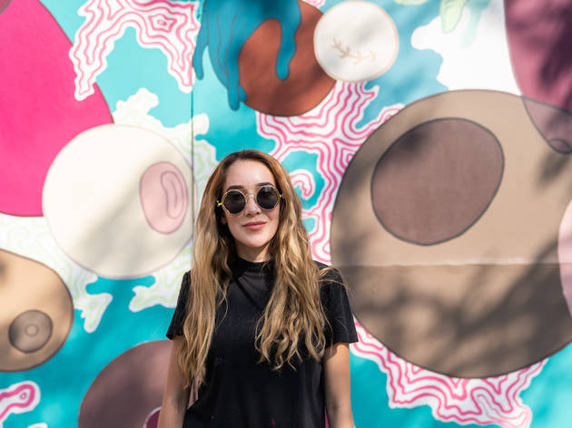Ale Cámara Ale Cámara sobre mural de cáncer de mama