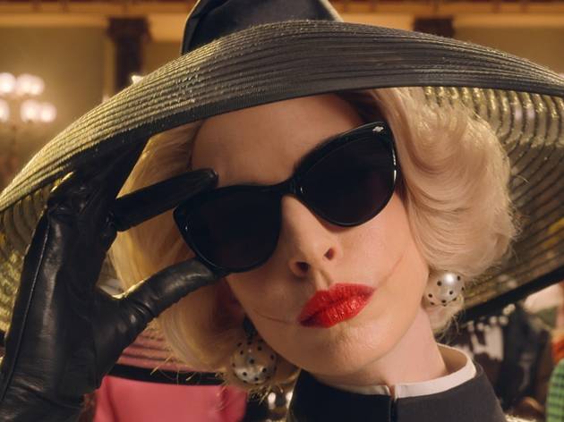 Las Brujas 2020 Retrato de Anne Hathaway con lentes oscuros y sombrero en The Witches