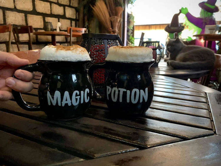 Cinco cafeterías mágicas con temática de brujas en la CDMX