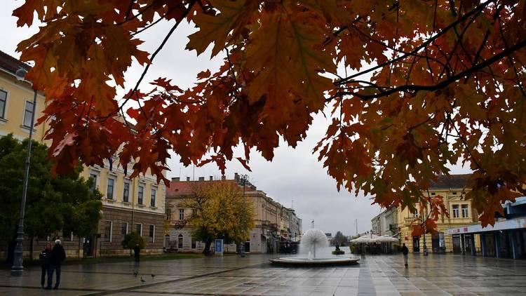 25.10.2020., Slavonski Brod - Puste ulice grada u tmurnom i kisnom jesenjem danu.Photo: Ivica Galovic/PIXSELL