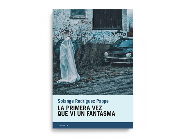 La primera vez que vi un fantasma Portada de un libro con una persona debajo de una sábana