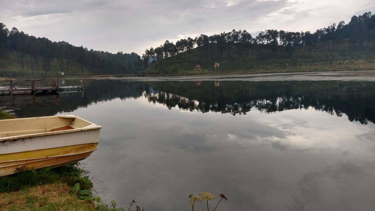 Lancha en orilla de lago en el Parque Ecoturístico Corral de Piedra