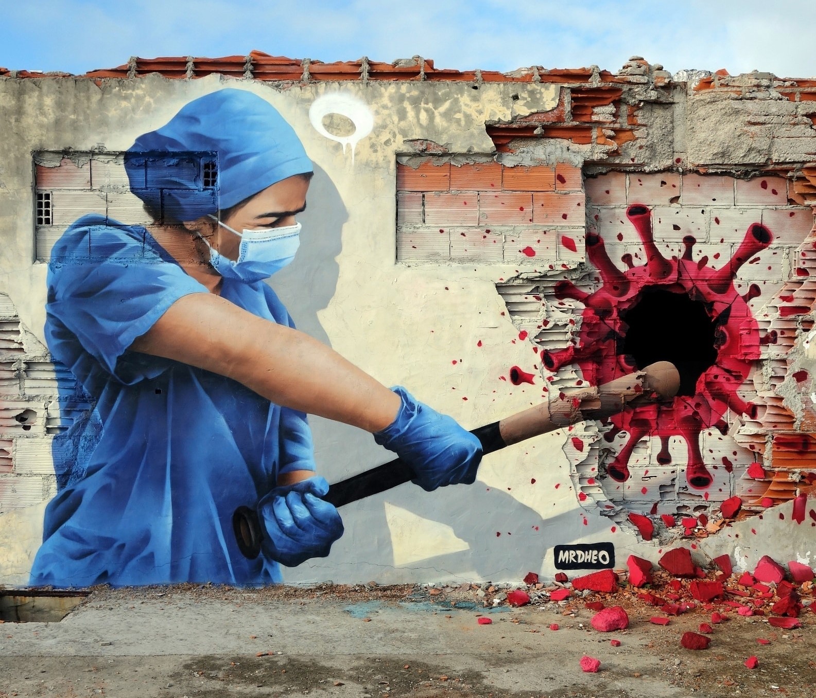 Mural de MrDheo em Vila Nova de Gaia, em homenagem aos profissionais de saúde