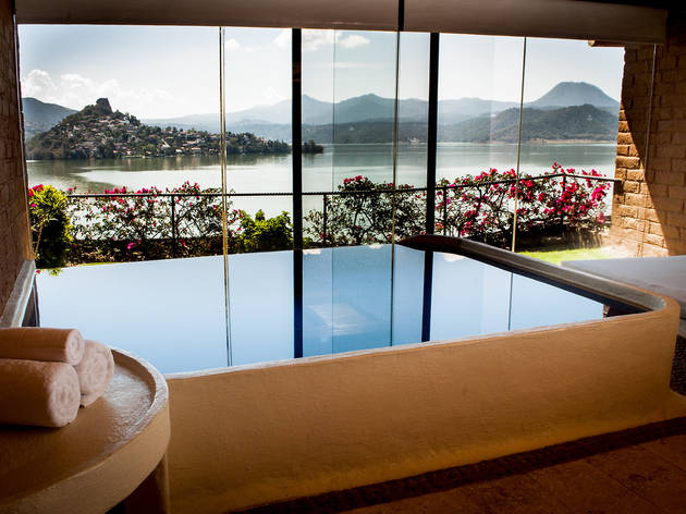 El Santuario Valle de Bravo Foto de piscina interior con vista al lago de Valle de Bravo