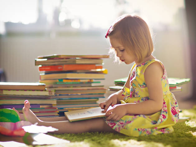 Nena llegint llibres infantils Nena llegint llibres infantils