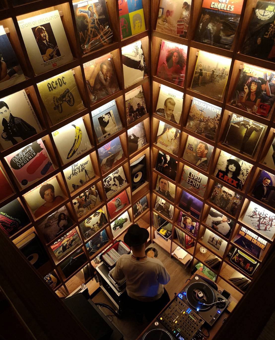 9-coolest-vinyl-bars-in-bangkok