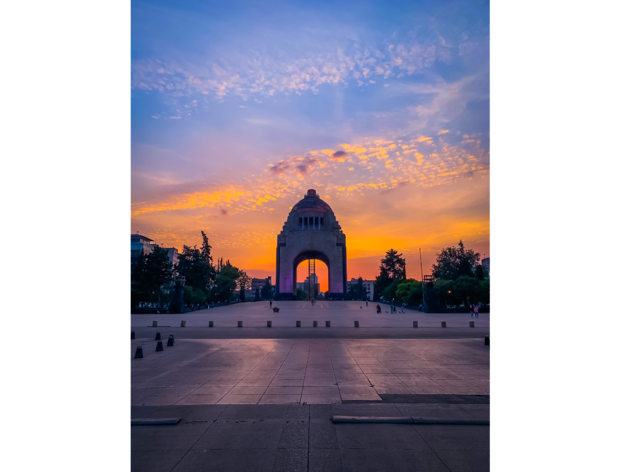 Monumento a la Revolución Monumento a la Revolución durante al atardecer y sin gente