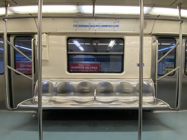 Metro de la CDMX Interior de un vagón de metro vacío