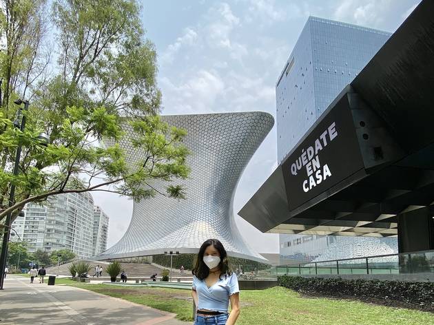 Quédate en casa Una mujer posa en el exterior del Museo Jumex y Teatro Telcel