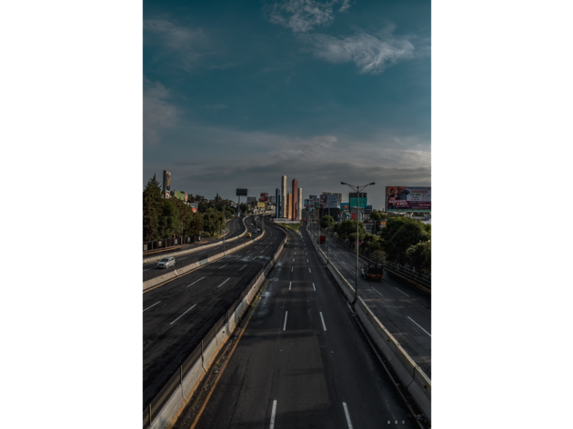 Periférico y Ciudad Satélite Foto de vialidad principal vacía con edificios al fondo