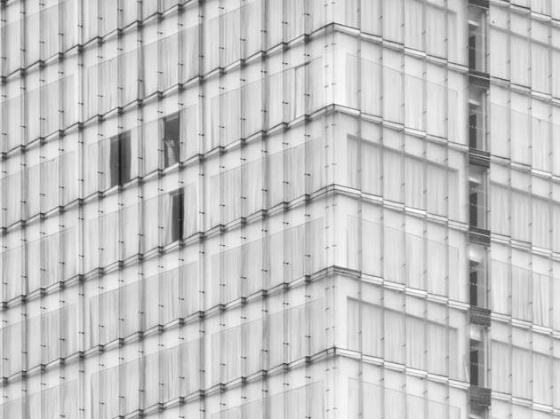 Ventanas Imagen de ventanas en edificio alto con una persona asomándose por la ventana