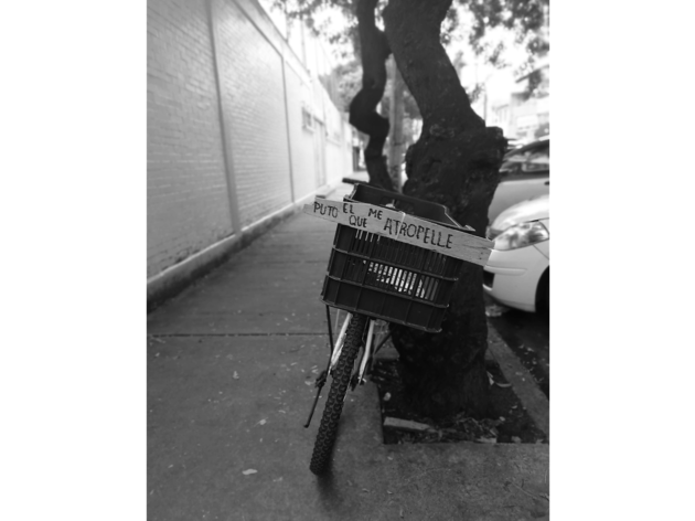 Bicicleta Bicicleta recargad en un árbol