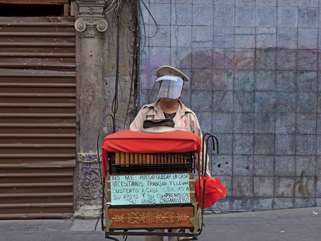 Organillero del centro de la CDMX Retrato de un organillero en una calle de la CDMX