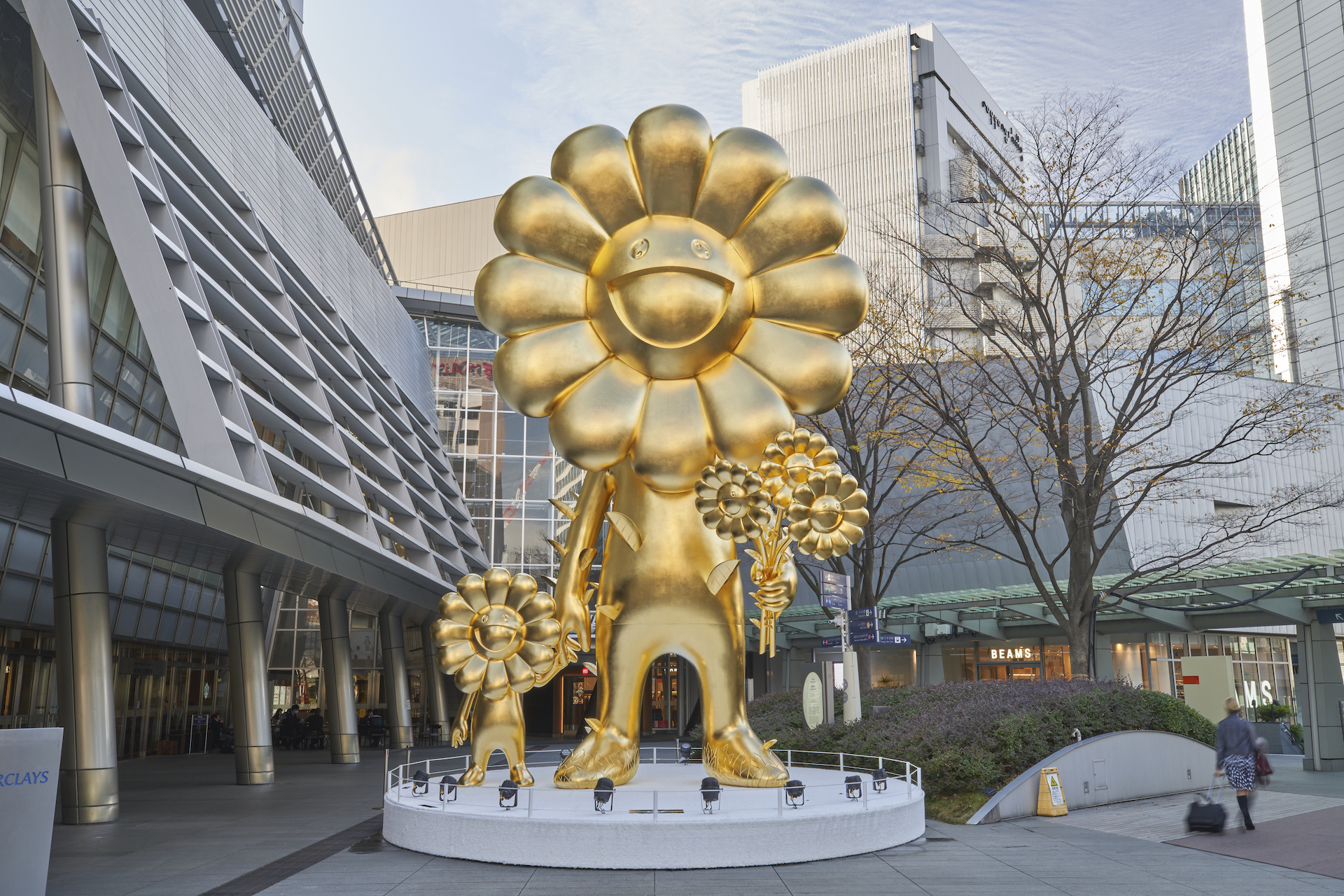 You Can Still Catch Takashi Murakami S 10 Metre Golden Statue At Roppongi Hills