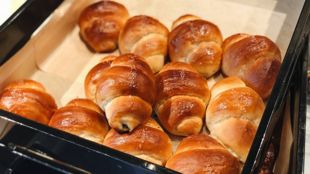 10 Japanese breads you have to try truffle roll, curry bun, melonpan