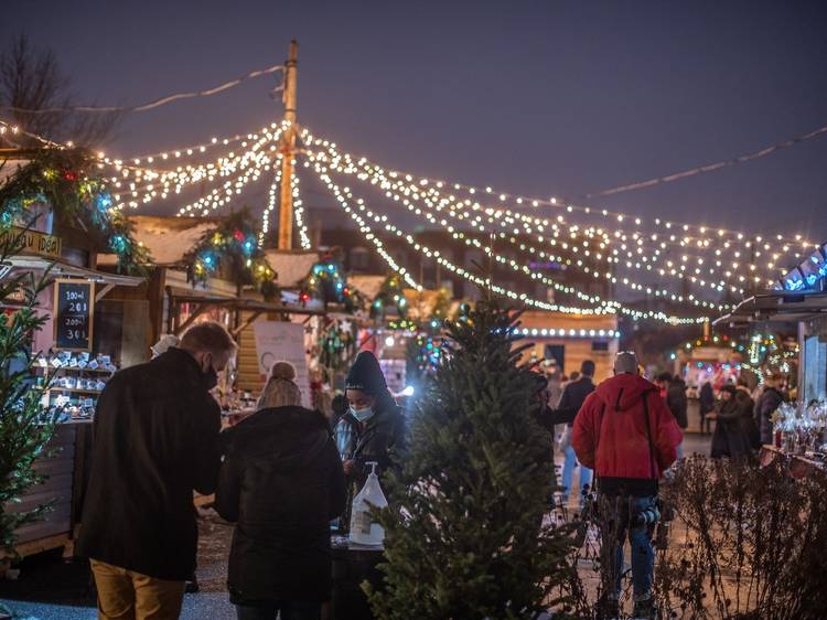 Achats de sapins de Noël et autres au Village de Noël