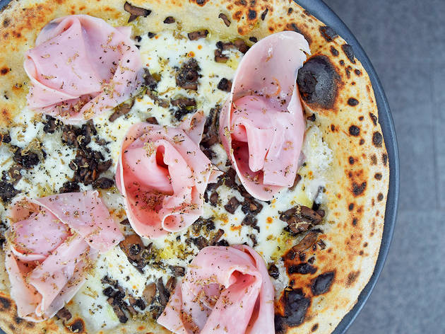 Quinta Semana de la Cocina Italiana Acercamiento a pizza de jamón con queso