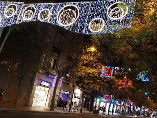 Llums de Nadal a la Creu Coberta Llums de Nadal a la Creu Coberta