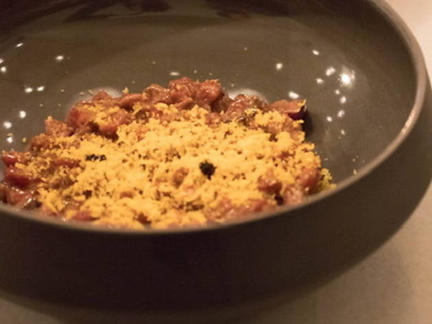 La Tartarería, tartar de ternera ahumada con gofre de patata