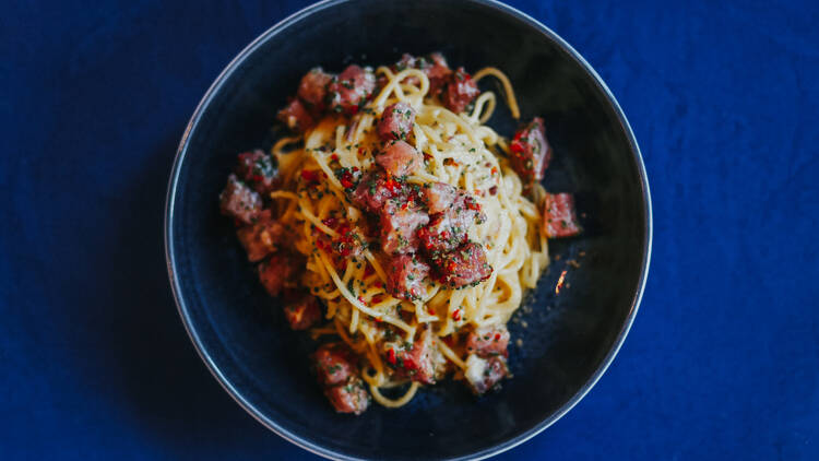 Linguine com tártaro de barriga de atum