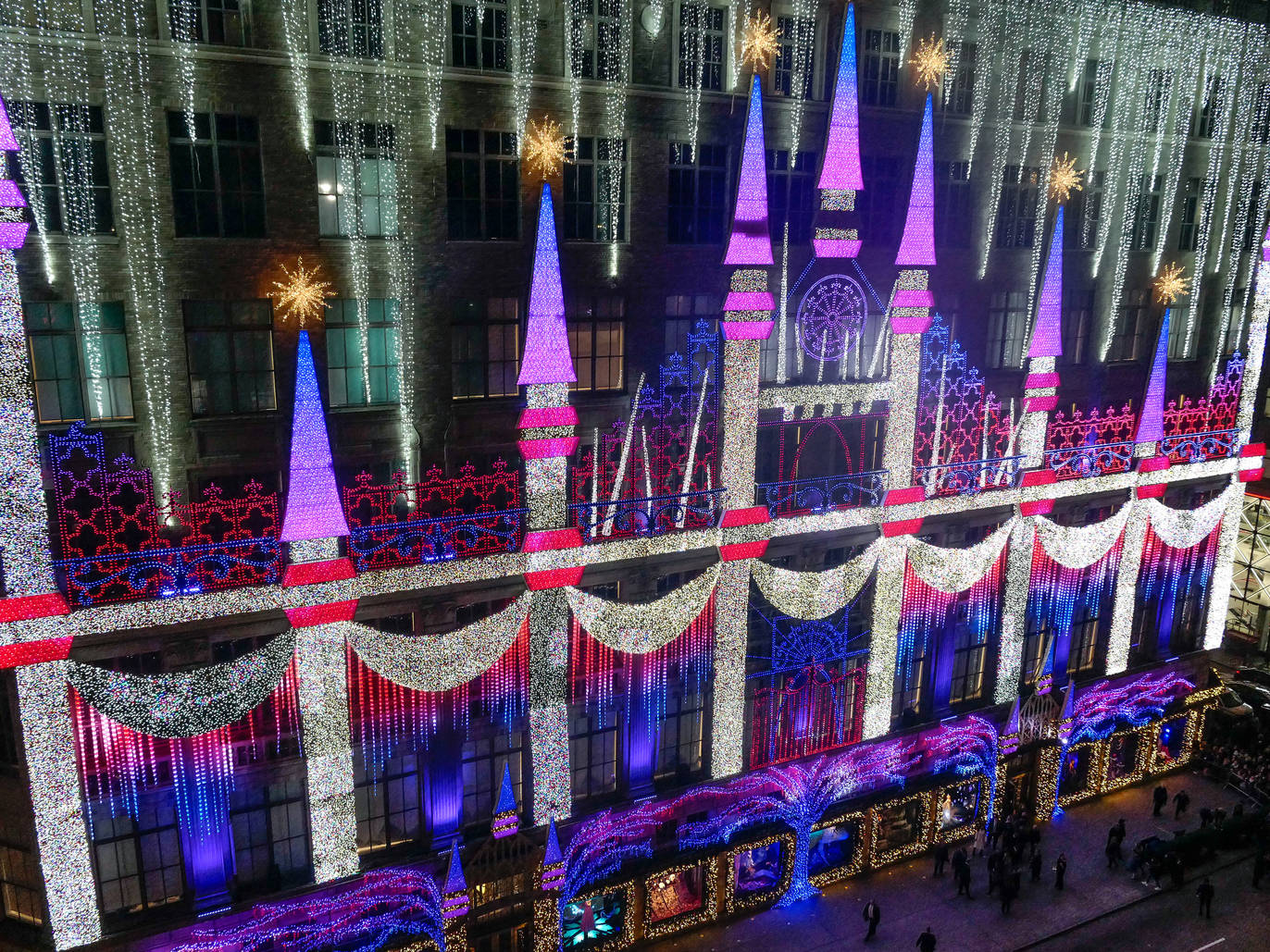 The best Christmas Lights NYC Offers and Festive Attractions