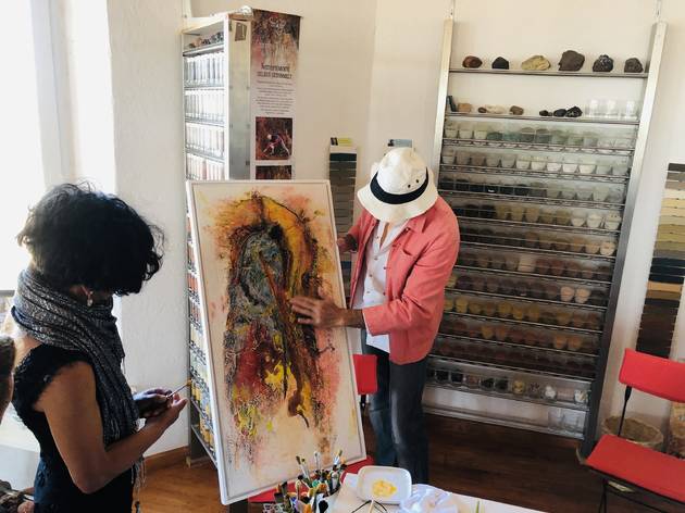 Casa La Bohéme Dos artistas trabajando en una pintura