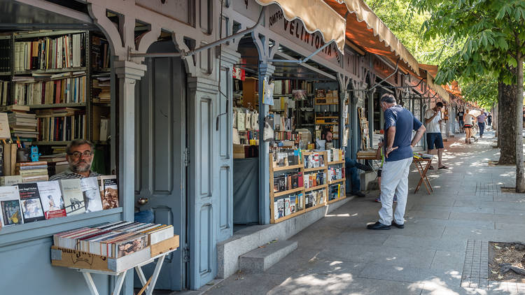 Compra un libro de segunda mano en la cuesta más famosa