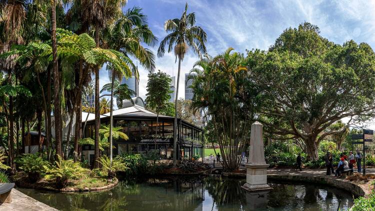 Restaurant in Botanic Gardens with pond