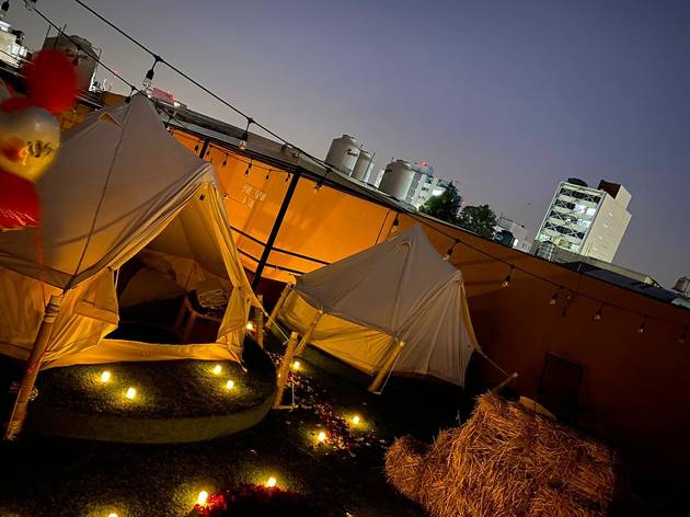 Glamping Once Upon a Time in Mexico en la Roma CDMX Roof garden con tepees en la noche