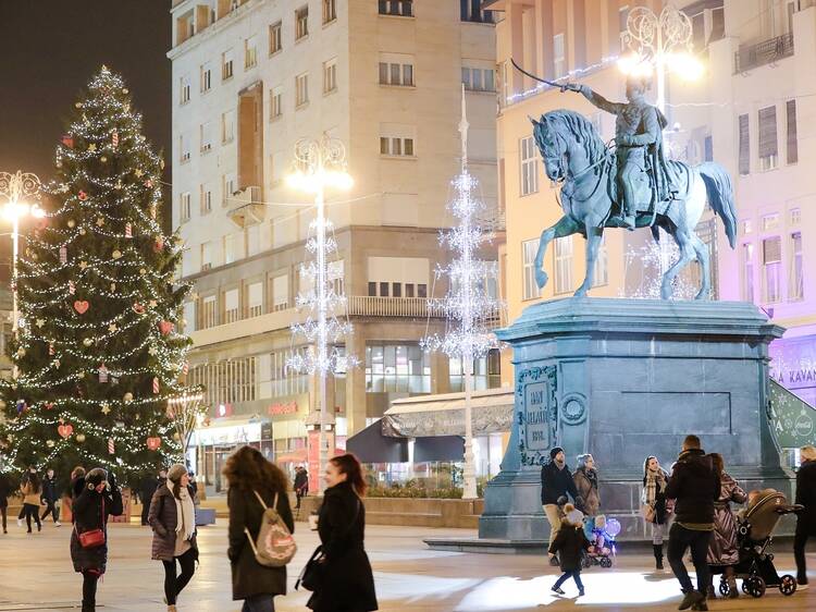 Trg bana Josipa Jelacica,blagdani,zivot,Advent u Zagrebu,Advent,Ritam grada,srediste grada,zagrebacke ulice,grad,centar,ljudi,gradska svakodnevica,zagreb,gradjani,lampice,Koronavirus,covid-19,korona,bljestavilo grada