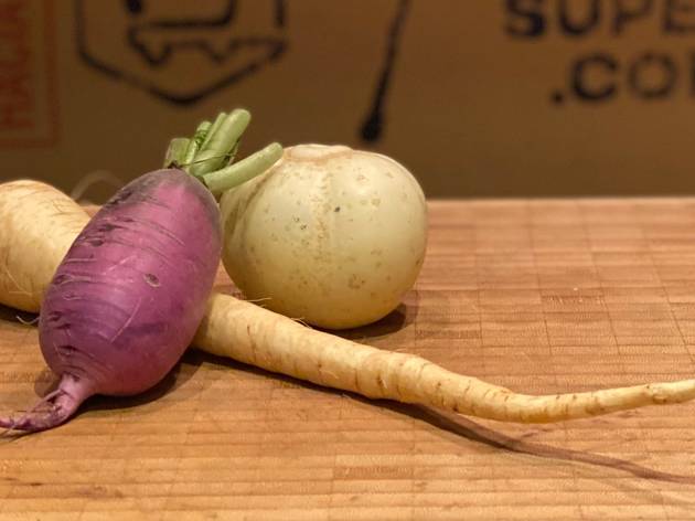 Noesunsuper Tres vegetales sobre una mesa de madera