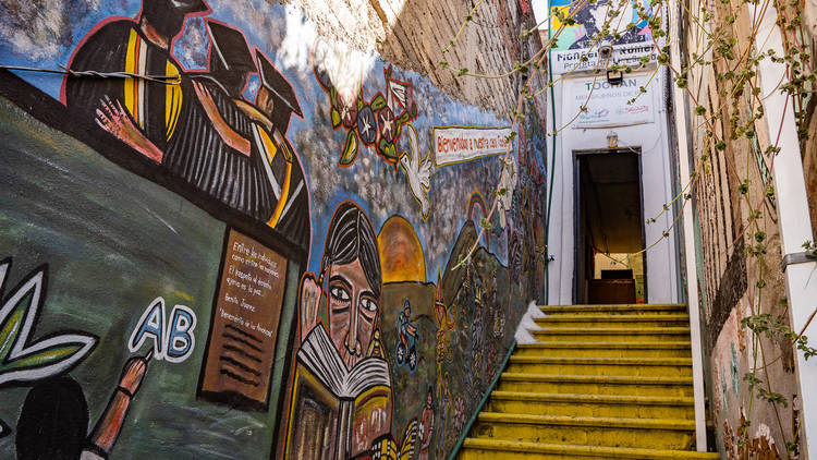 Escaleras exteriores con muros pintados