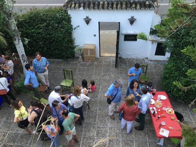casa mambre Toma aérea de patio con personas conviviendo