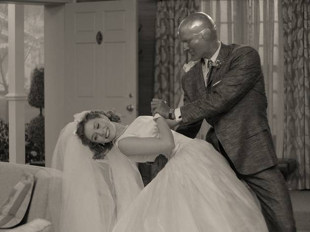 WandaVision, Disney+ Elizabeth Olsen’s Scarlet Witch and Paul Bettany's Vision ini a black and white, '50s-style wedding pic
