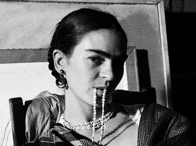 © Brida Biting her Necklace, New Whorkers School, NYC, 1933 © Lucienne Bloch, Courtesy La Galerie de l’Instant, Paris