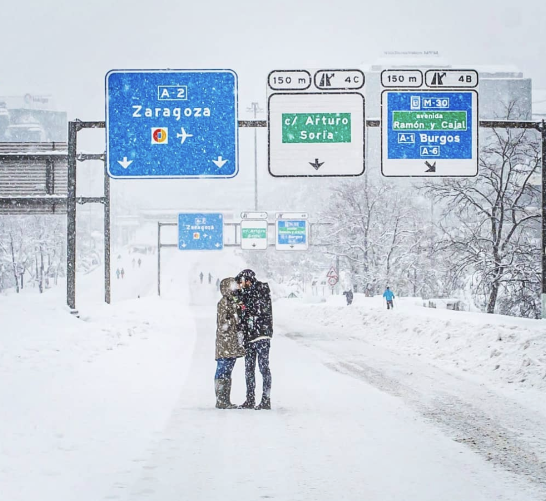 Foto pareja besándose en la nieve. A2.