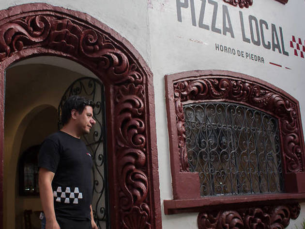 Pizza Local Fachada de casa blanca con marcos color vino