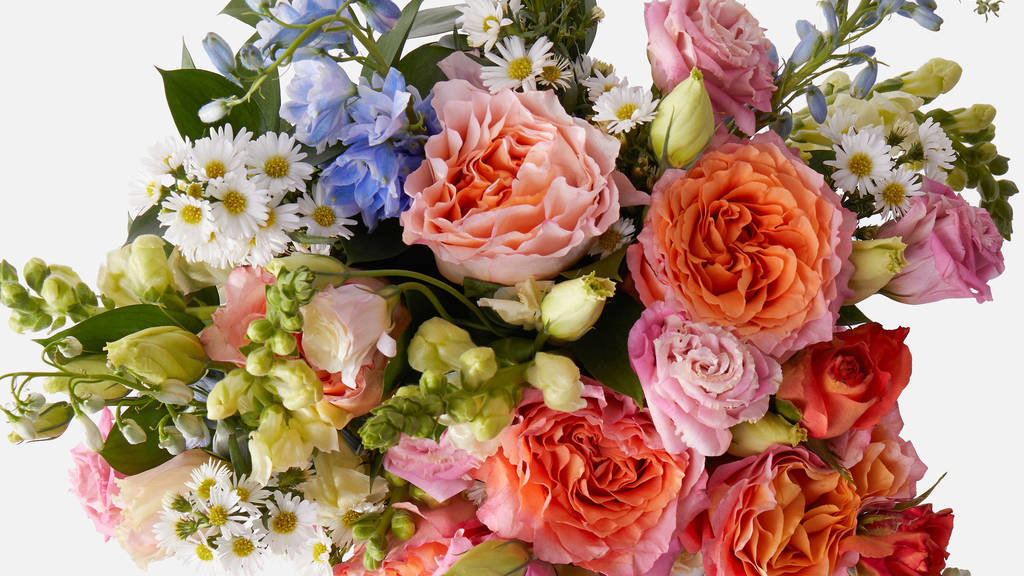 Premium Photo  Close up of a beautiful bouquet of roses with a happy  birthday card