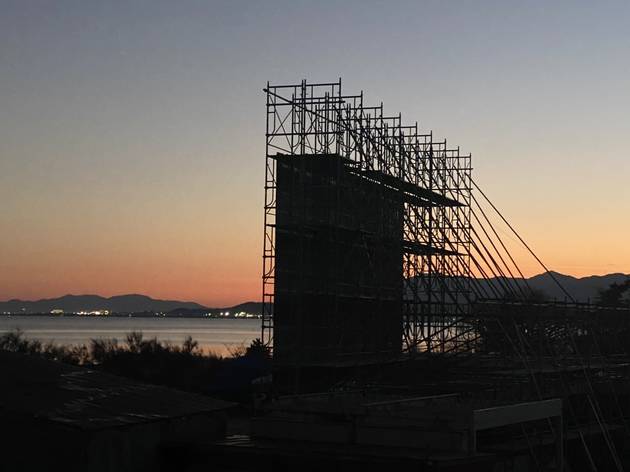 サンセットをバックに、琵琶湖ビーチでドライブインシアターが初開催