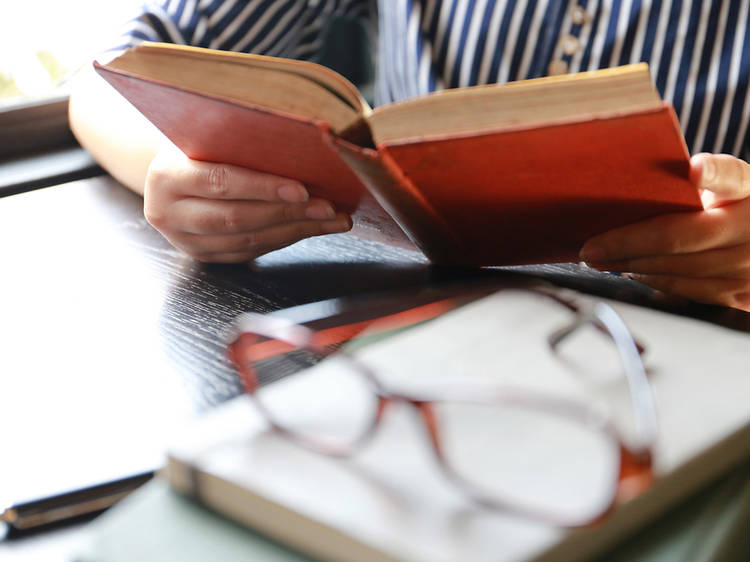 Persona leyendo un libro