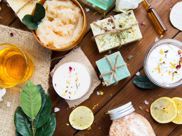 Close,Up,Of,Body,Care,Cosmetic,Products,On,Wood Cosmetica natural