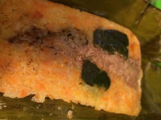 Tamal de Streeters Pastelería Tamal para perro en plato de comida para perro