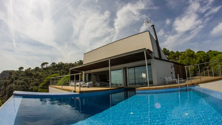 Amb accés privat al mar i piscina desbordant a Sant Feliu de Guíxols