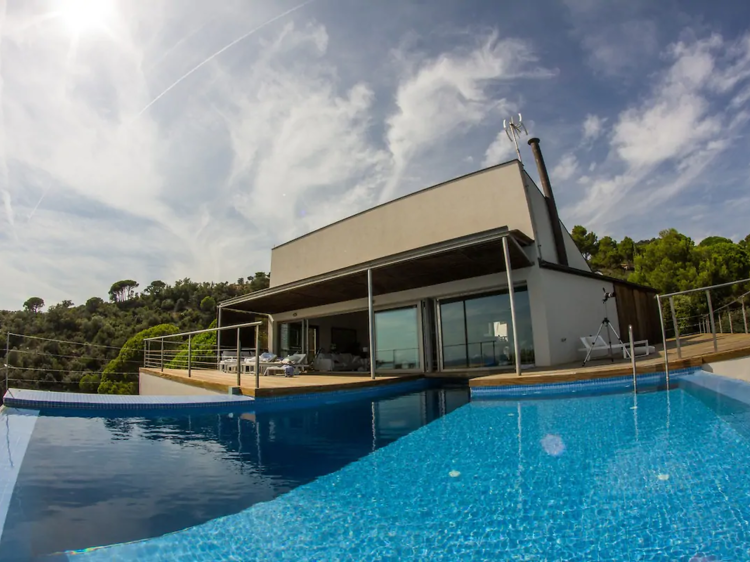 Con acceso privado al mar y piscina desbordante en Sant Feliu de Guíxols