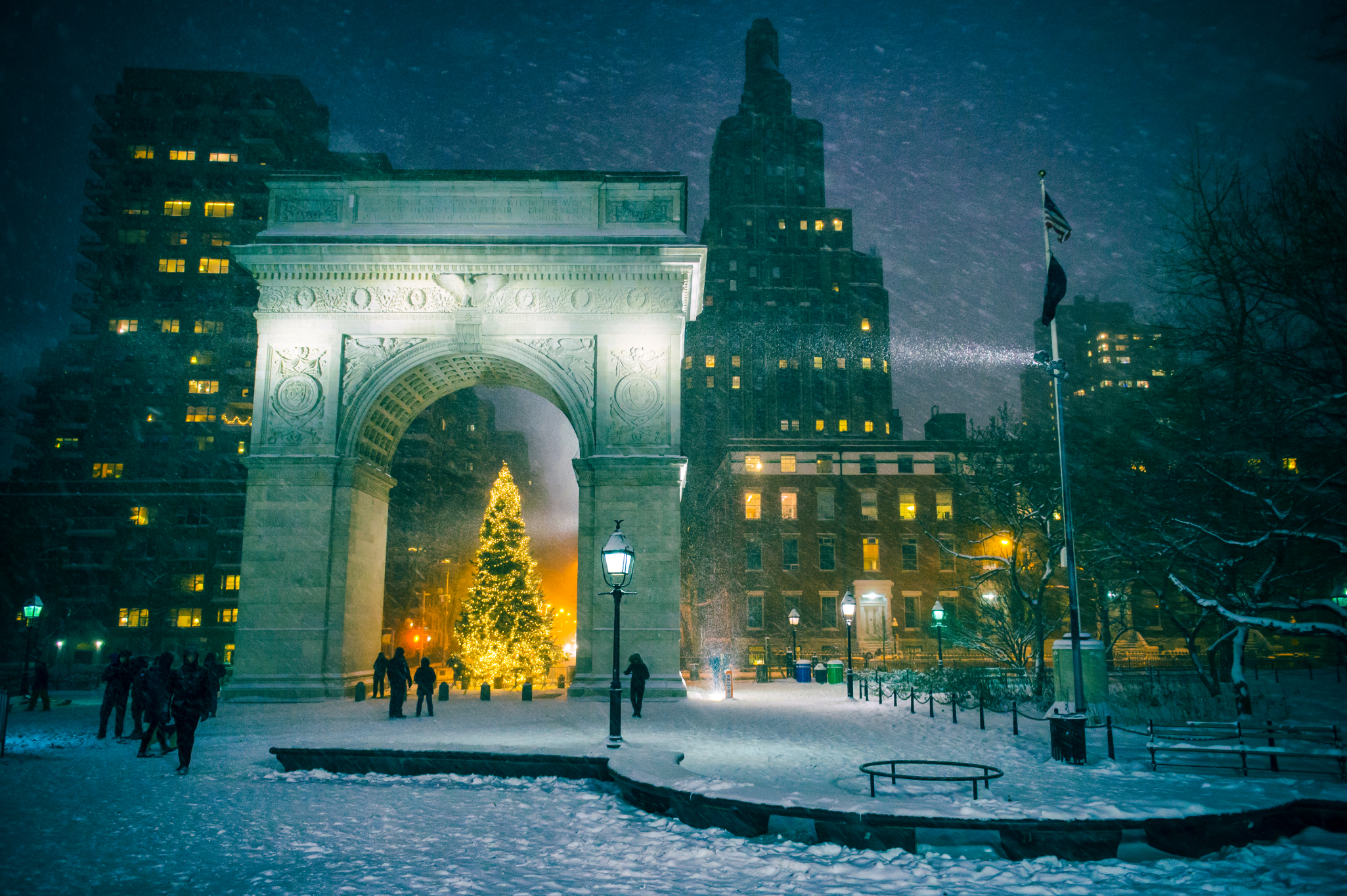 SEE IT: New Yorkers Start Mass Snowball Fight In Washington Square