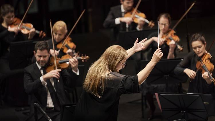 Conductor Simone Young leads the Sydney Symphony Orchestra 