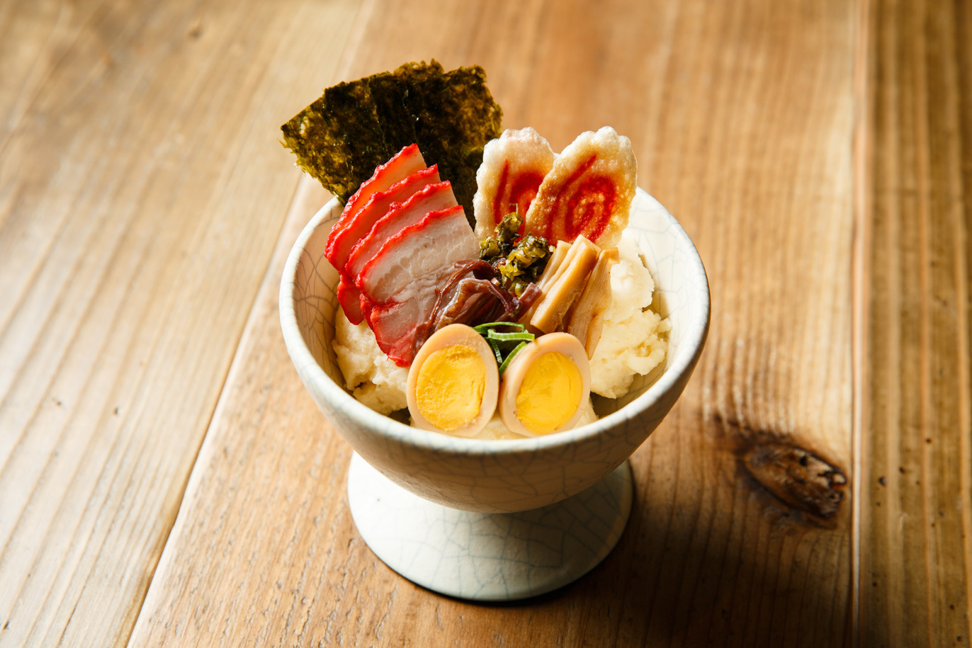 とんこつでだしをとったポテトサラダと、パイタン風味のマヨネーズなどを合わせた『ラーメンポテトサラダ』(800円)