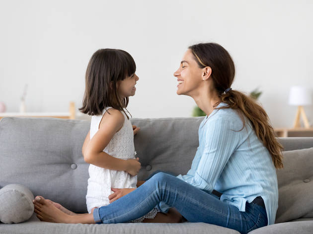 Amor propio en niños Retato de una mujer y una niña sentadas frente a frente