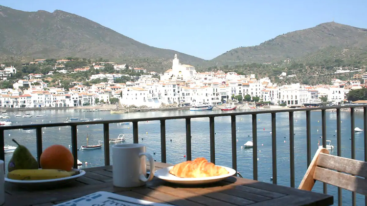 En Cadaqués, paredes blancas al estilo griego